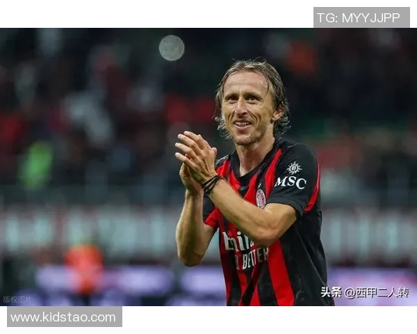 哪个足球明星在比赛中撩头发引发球迷热议和关注的瞬间