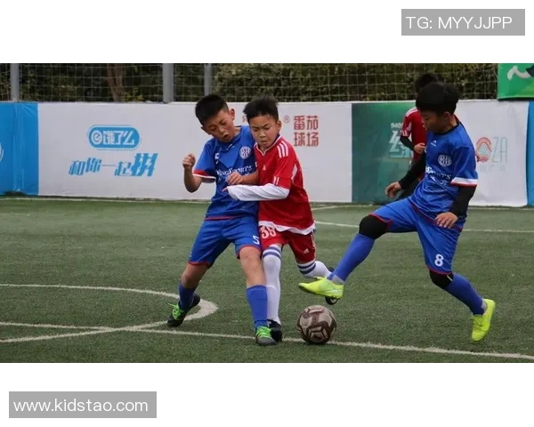 足球明星的大拇指背后的故事与荣耀如何影响年轻球员的梦想与追求